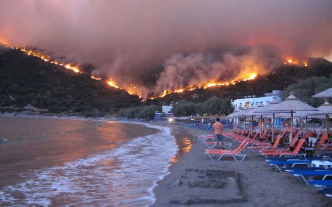 Forest fire greece-beach.jpg